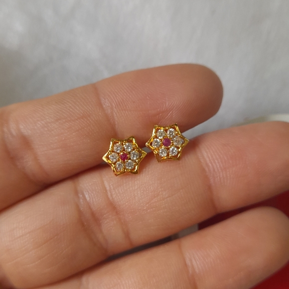 Beautiful new shaining stone desiner studs - Picture 8 of 15